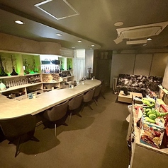 スタッフとの距離も近く、フレーバーの相談や初めての方も安心してお楽しみいただけます。もちろんお一人様でも自然と馴染める雰囲気が魅力的です。