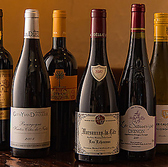 ソムリエが選び抜いた世界各国のワインを、最適な温度と湿度で保管するためのワインセラーを完備。赤・白・泡、それぞれの個性を最大限に引き出した状態で提供いたします。品質管理を徹底しているからこそ、常に最高の状態で一杯を楽しめます。