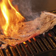 炭火で5秒炙るだけ！絶品ロースは必食の人気メニュー♪