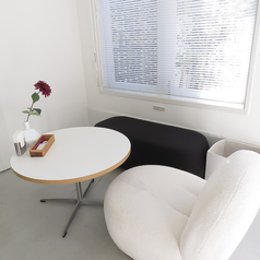 丸テーブルを囲む二人掛けのソファー席は、カフェ利用に最適な空間です。お洒落な内装の一部として、インスタ映えも狙える人気のスポットです。