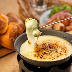 ペコリーノチーズのブリュレチーズフォンデュの写真