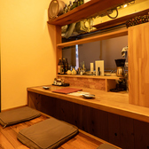 店内にある掘りごたつ席は着席いただける人数のバリエーションも豊富でカウンターもご用意♪お仕事帰りのサク飲みやカップル、ご夫婦でのお食事にも最適。お席は人数に応じて柔軟にご用意致しますのでお気軽にご相談ください。全てのお席が掘りごたつですので、絶品料理をリラックスしながらお食事がお愉しみいただけます。