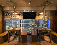 木目調の温もりが感じられる店内には、ゆったりとしたベンチシートが整えられ、くつろぎの空間が広がっています。団体での利用にも対応可能な広々としたスペースがあり、特別な日のお祝いから普段使いまで様々なシーンでのご利用に最適です。窓からは池袋の美しい街並みを一望でき、心地よいひと時を楽しむことができます。