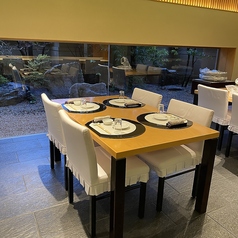 【1階】テーブル席 (2~4名様) 落ち着いた雰囲気の中、ゆったりと会話を楽しみながら、美味しい料理を味わえます♪