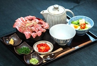 【魅力的なランチと充実のドリンク】