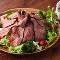 料理メニュー写真&nbsp;新鮮野菜がたっぷり ローストビーフサラダ　1人前