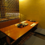 半個室タイプの「卯月の間」は、カジュアルシーンに最適。気の合うお仲間やご家族様のお食事会にも。