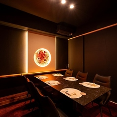 シックで落ち着いた完全個室（6名様用）。大切なゲストをお迎えする接待や、ご家族との心温まる会食にふさわしい上質な空間です。贅沢な静けさの中で、心ゆくまで至高の料理と会話をお愉しみください。