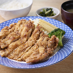 サイコロステーキと鶏の黄金唐揚定食
