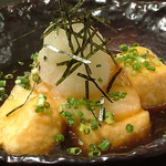 おもちと豆富がベストマッチした一品♪　おもちと豆富の揚げ出し　515円