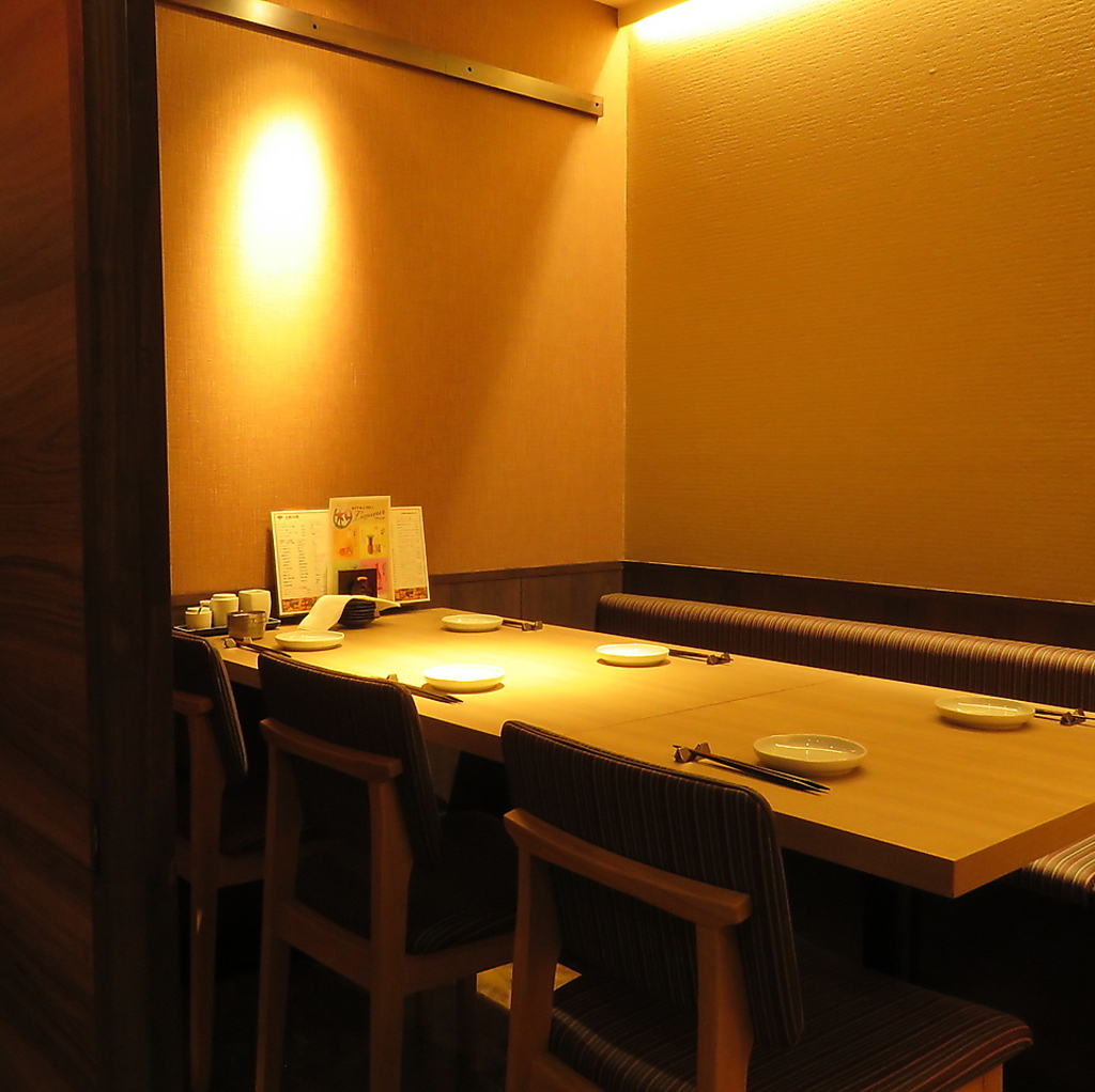 落ち着いた雰囲気の個室はデートや女子会はもちろん、会社帰りの飲み会、宴会にも最適☆
