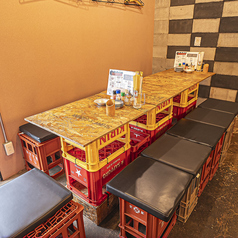 6名掛けのテーブル席は、家族や友人との食事会にぴったりです。大人数でのシェアが楽しめるメニューをご用意しており、賑やかな雰囲気の中で、思い出に残る素敵な時間をお過ごしいただけます。ぜひ、笑顔あふれるひとときをお楽しみください。