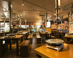 広々した店内は会社宴会にも最適な空間！ゆったりとしたベンチシートが配置されておりリラックスしながら同僚との交流を楽しむことができます。団体利用にも対応しているため大人数でのご利用にも安心です。窓からは池袋の街並みを一望でき、特別な時間を演出します。美味しい料理と共に、充実した宴会をお楽しみください。