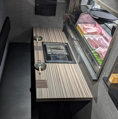 1名様から3名様までお座りいただけるカウンター席をご用意しております。