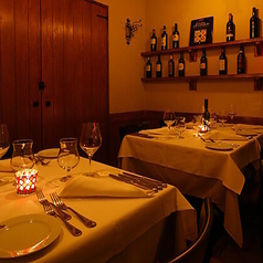 白を基調とした清潔感あふれるメインフロアは、隣の席との間隔も広く、周りを気にせずにおしゃべりを楽しめます。壁に飾られたキャンドル風のライトが優しく店内を照らし、フランクな飲み会からカジュアルな記念日まで幅広く対応。4名様から少人数のグループまで、用途に合わせてレイアウト変更も可能です。