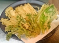 銅鍋で揚げる天ぷらが自慢！専門店でも採用される【銅鍋】を使い、衣にもこだわっているためサクサクの天ぷらをお愉しみいただけます～♪
