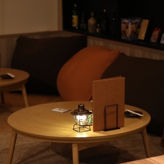 【Yogibo×丸テーブル】2-4名さままで着席可能です！Yogiboでゆったり座って頂けます(^ ^)丸テーブルなので囲んで食べられるのも特徴！