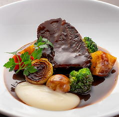 牛ホホ肉の赤ワイン煮込み