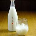 静岡県の水と愛知県の米を使い丹精込めて作られた至極の逸品。「きぬさら」はまっこりのイメージとは違う味わいが魅力のお酒。さわやかで、トロッとしたまっこりが口から喉をすっと通って行きます。