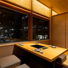 【掘りごたつ個室/3~4名様】どんなご利用シーンにも最適なお席。掘り炬燵のため腰を下ろしてゆっくりとお食事をお楽しみいただけます。