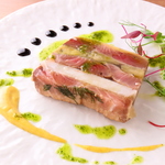 美しい盛り付けまでこだわった季節のテリーヌが目を引く前菜をはじめ、特別な一皿を楽しんでください