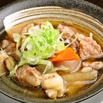 仙台味噌を使用した牛スジ煮込みは、体もぽかぽか温まるメニュー。焼鳥と一緒にお召し上がりください