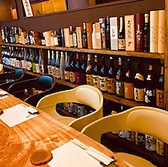 【お酒の数々】店内のカウンター席後ろに日本酒や焼酎などの瓶がズラッと並べております。銘柄酒やお店厳選酒をご用意しております。お好きなお酒や、お店のお勧めの一杯をご注文くださいませ。