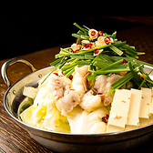 【まずは注文！もつ鍋は間違えなし◎】大ぶりもつと豚肉、たっぷりの野菜を楽しめる一品◎塩とんこつもつ鍋が当店自慢のスープです！