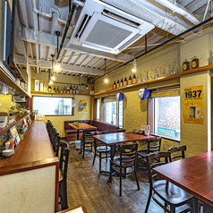 4名掛けのテーブル席は、友人同士の集まりにもぴったり！テーブルに運ばれてくる当店自慢の料理に心躍らせながら、ワイワイと盛り上がって、最高のひとときにしてくださいね♪