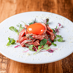 金卵 牛タンユッケの写真