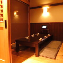 【半個室／座敷席：2～6名様】落ち着いた接待にもおすすめ。座敷席は2～6名様でご利用いただけます。落ち着いた和風の席となっておりますので、ご親戚やご年配の方との会食や、接待でのご利用にも最適です。鮮魚を使った素材の良いメニューと、広島の地酒の相性の良さをぜひご体感ください。