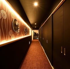 広々とした2階席は、2名様から最大20名様まで（立食形式では30名様まで）の各種ご宴会にご利用いただけます。旬の食材を活かしたコース料理と美酒で、大切な方々との集いを華やかに彩ります。人数などは、お気軽にご相談ください。