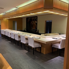 【1階】カウンター席 (2~8名様) お一人様も気兼ねなくご利用いただけるカウンター席♪調理風景を間近でお楽しみいただけます！