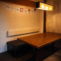 席ごとに壁の仕切りがあるソファ席は、6名がけになります。