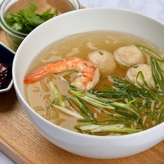 鶏ガラスープのセンミー鶏団子とパクチー -タイの極細麺-