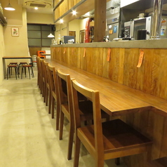 １階にカウンターが７席あります