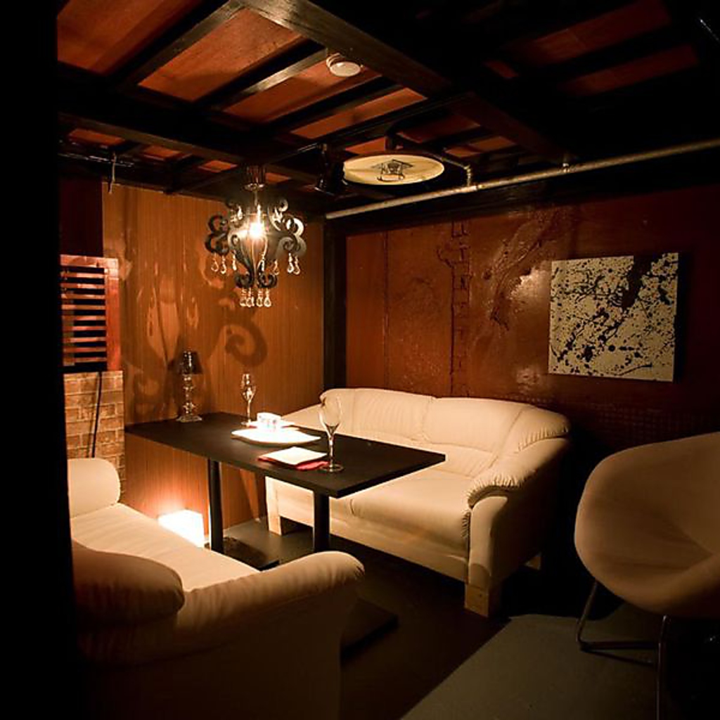 くつろぎのソファー席個室は大人気♪周りが気にならない造りなのでデートや記念日、合コンにも◎