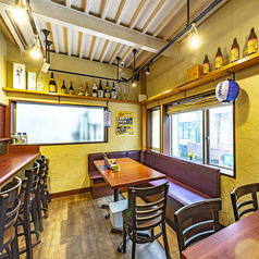 6名掛けのテーブル席は、会社の宴会などにぴったり♪おしゃれな雰囲気の中、ご飲食をお楽しみいただけます。翌3時まで営業しているので二次会、三次会にもぜひご利用ください♪