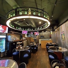 テーブル席は繋げる事で、6～8名様・10～12名様など人数に合わせてご案内することも可能です◎お気軽にお申し付けくださいませ。