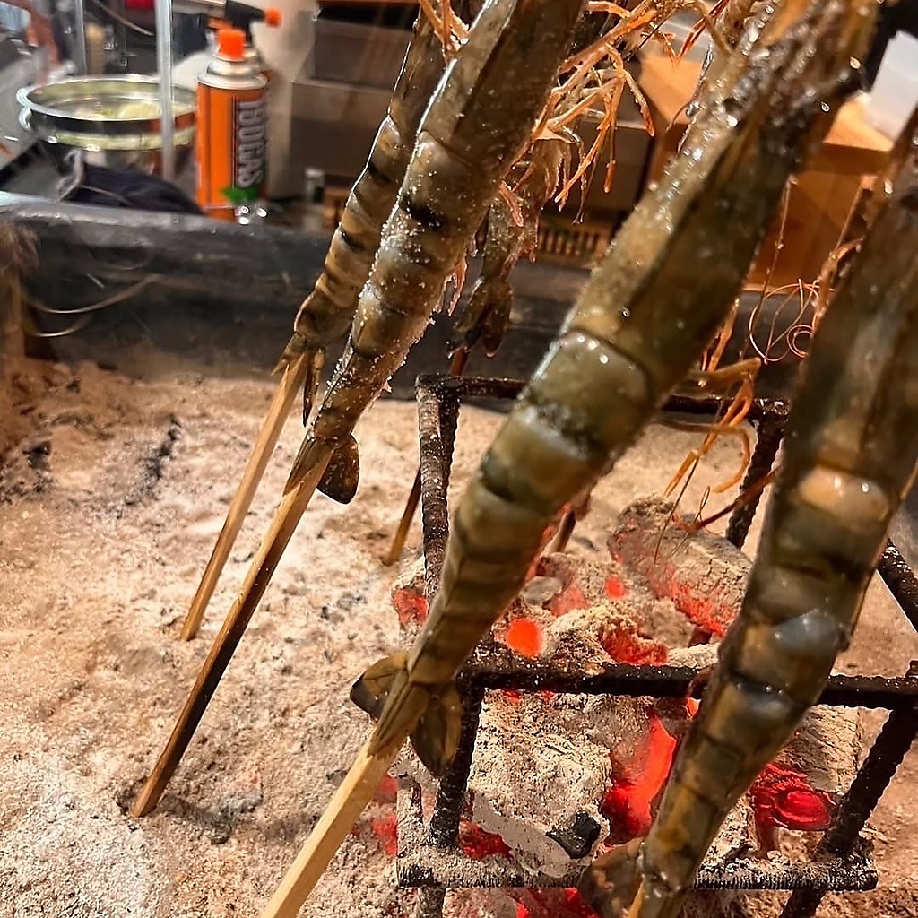 炉端焼は情緒と香ばしい香りがたまらない！新鮮な素材の味を最大限に引き出します！お酒との相性も◎