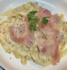 生ハムのせクリームパスタ（平打ち麺使用）