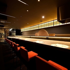 職人の手技を間近で堪能する、贅沢な特等席。 熟練の職人が織りなす「ひと口の芸術」が目の前で完成するまでの過程を、五感すべてでお愉しみいただけます。お一人様や、料理人との会話を楽しみながら静かに美食を追求したい方に最適。大人のための、最も臨場感あふれる席です。