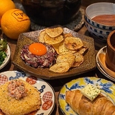 京都の老舗「八代目儀兵衛」の厳選米を、じっくり時間をかけて炊き上げた名物「土鍋御飯」は必食の逸品です。和から洋まで様々なテイストを盛り込んだ、当店ならではの創作料理ラインナップも自慢のひとつ。新しい驚きに出会える独創的なメニューの数々が、お食事の時間をさらに豊かに彩ります。