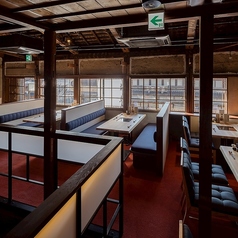 1Fには6名様掛けのテーブルを2つご用意いたしました!テーブルをつなげて12名様の宴会にもぴったりです◎清潔感のある座り心地の良い椅子や雰囲気自慢の店内はご家族のお祝いにもご利用いただけるます。1Fの貸切OK!