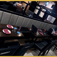 【テーブル席】4名様テーブルを多数用意! ご友人との飲み会や会社宴会に!テーブル席を繋げて5名様以上ご利用が可能です!少人数でも飲み会や、仕事終わりの宴会に最適!こだわりの店内空間で楽しい時間をお過ごしください。