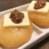 お手頃な価格設定で、若い方からご年配の方まで幅広い年齢層のお客様に親しまれています。美味しいお酒におつまみなどを用意しており、活気あるお店です。皆様に満足していただけるよう、日々真心を込めて一皿一皿を作り続けています。