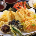 《多彩な料理・ドリンク》刺身や寿司の他、焼き物や揚げ物なども豊富にご用意！また、当店のこだわりを詰め込んだコースもご用意しております。全8品4,950円・全9品6,050円・全10品7,700円の3つのプランから、シーン・ご予算に合わせてお選びいただけます！