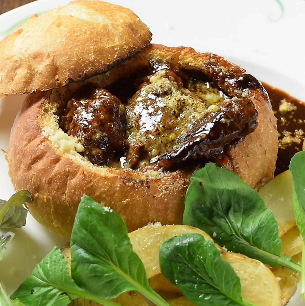 熱々のパンdeグラタンは1280円(税抜)とろとろの豚肉に思わず頬も落ちちゃうオススメの一品料理☆