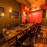 4名様用のテーブル席を2卓ご用意。レトロで心地よい雰囲気の店内で、ご友人などと至福のひとときを。