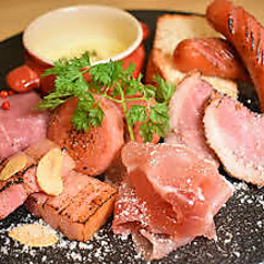 ★当店自慢のこだわり一品料理★チーズフォンデュやチーズ豆腐！溶岩ミートパスタに、とろとろスペアリブ！の写真